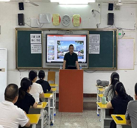 还有优秀学科教师的现场授课示范;既有红安三中教师的课堂教学诊断